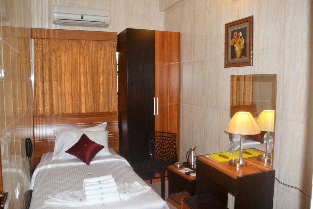Peace Inn Chennai Exteriör bild